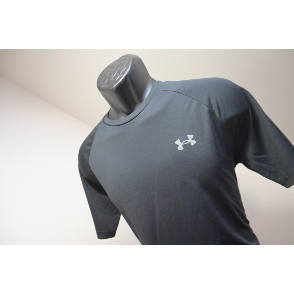 Under Armour Athletic Gym Shirt Men Size Medium Black HeatGear Loose Fit EUC